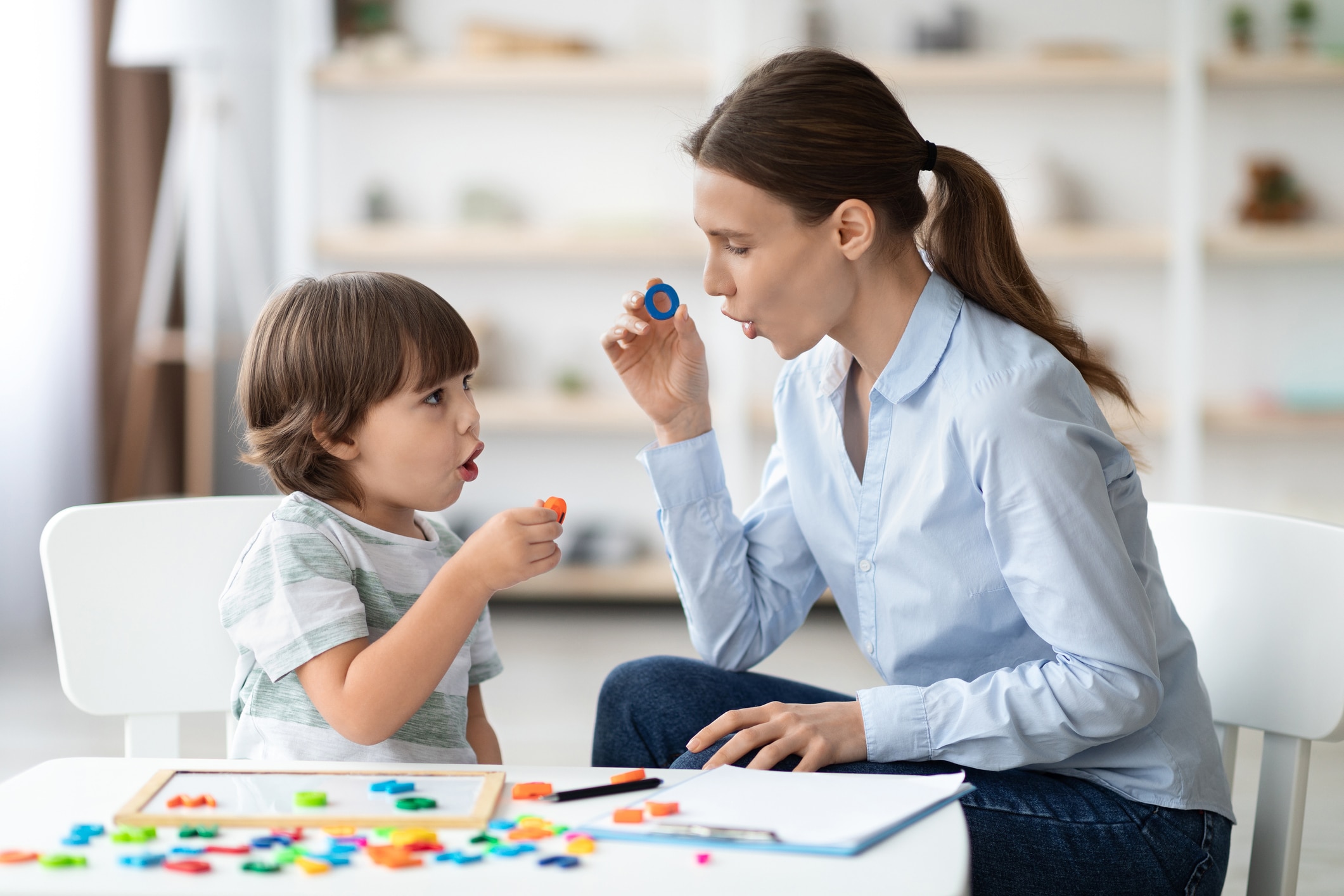 how can a speech therapist help a child