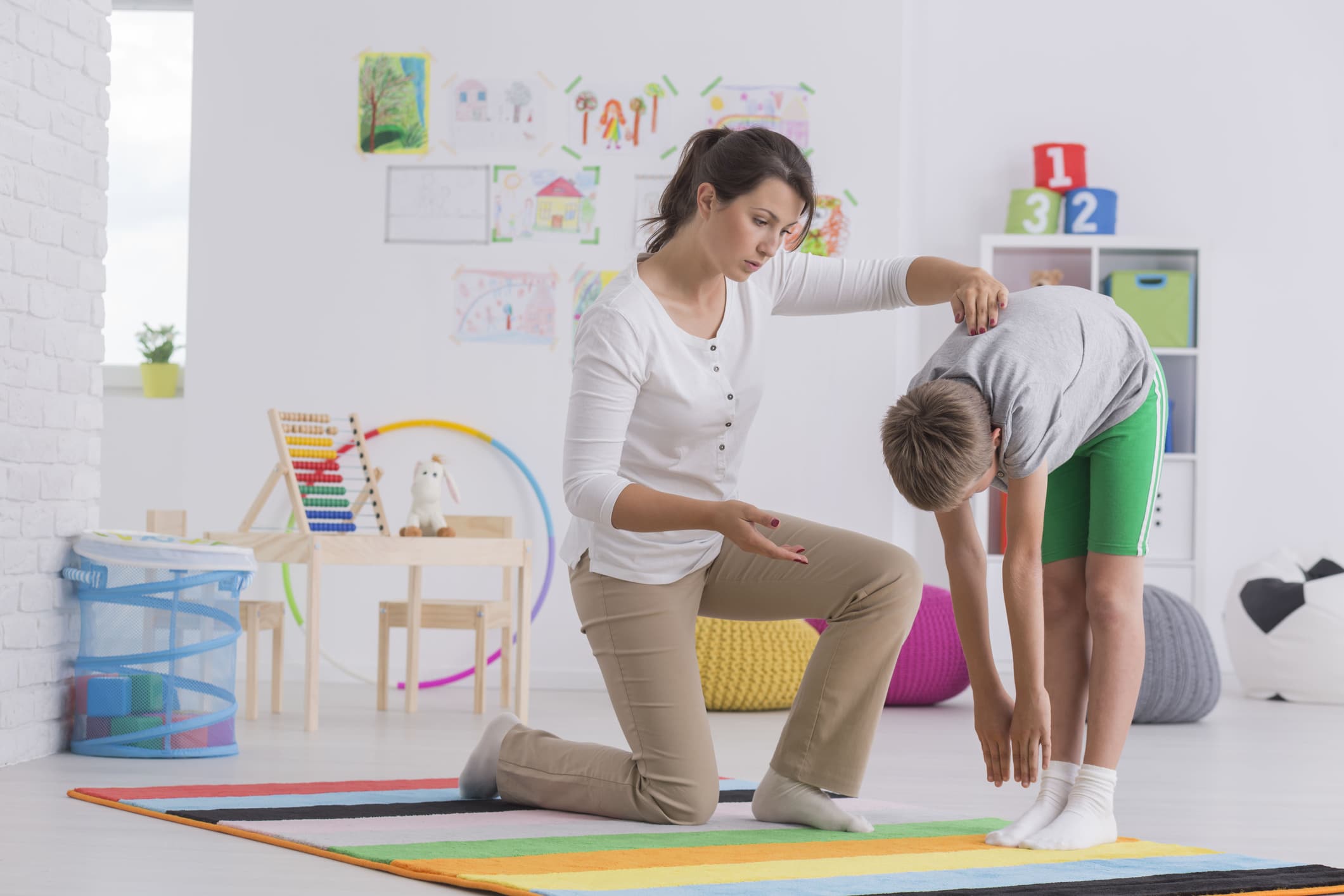 physical therapist helping a child with pediatric scoliosis